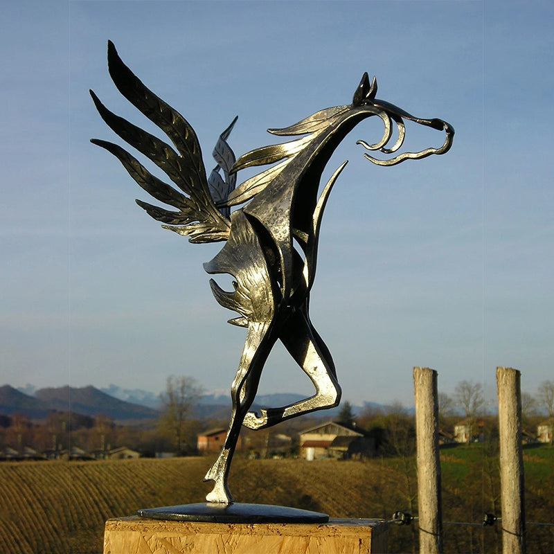 Niropi | Kiss Horse Sculpture