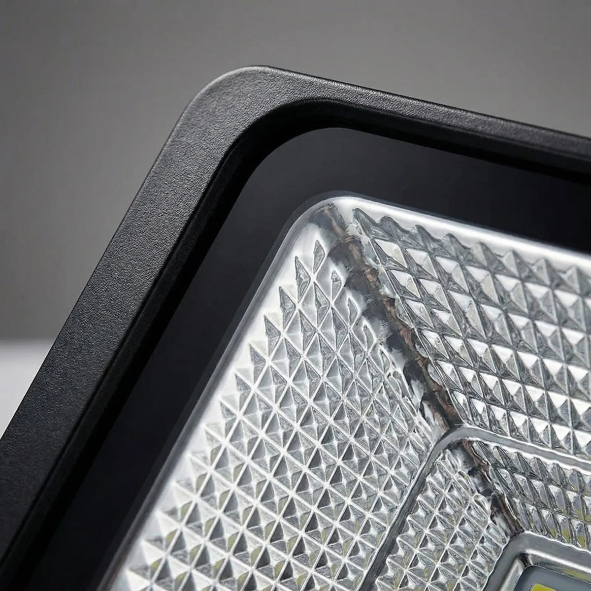 Niropi | Soluxe Solar-Powered Outdoor Flood Light With Remote