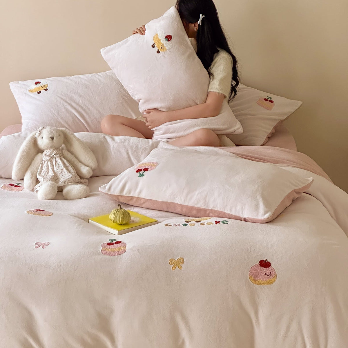 Velour Bedding Set with Embroidered Teddy Appliqués