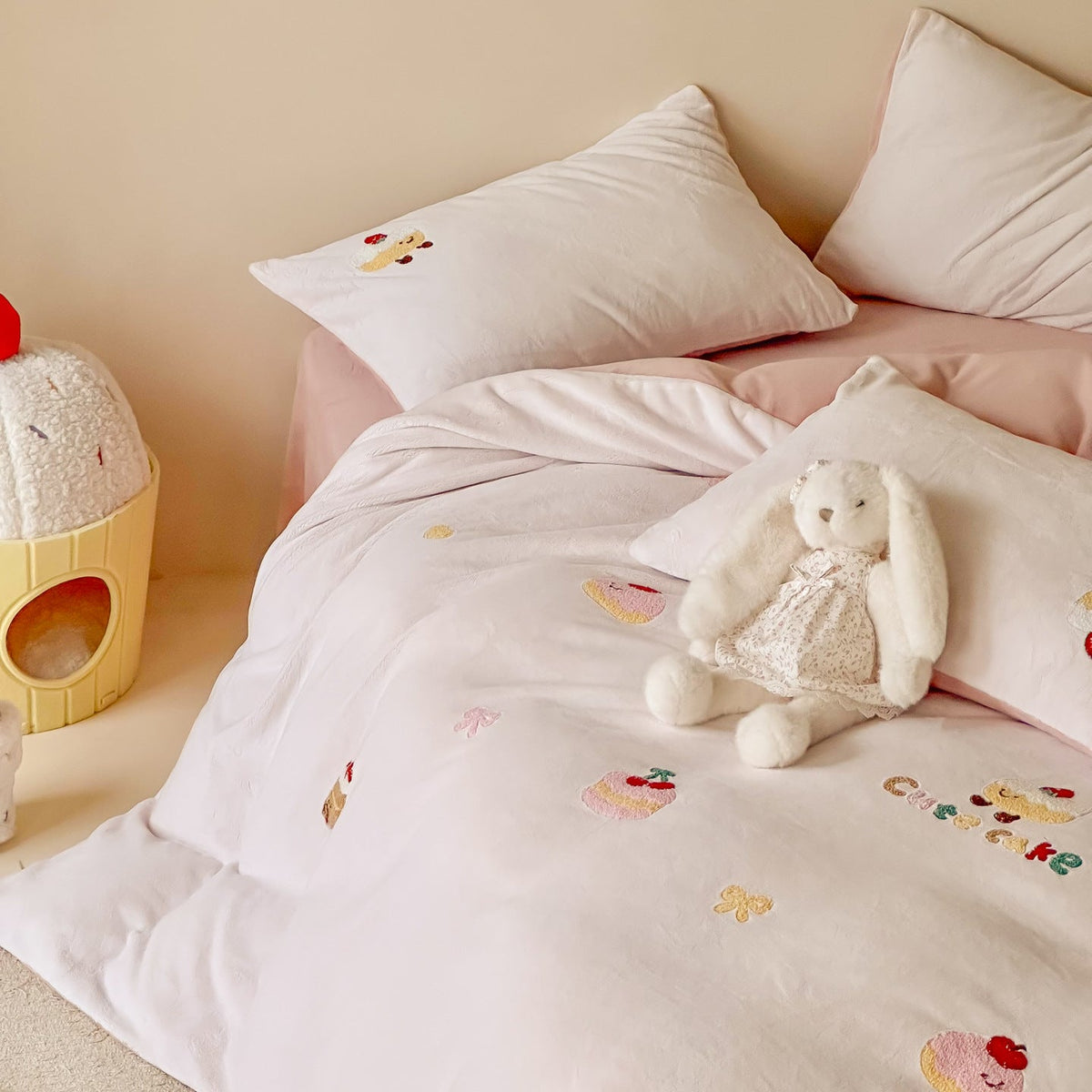 Velour Bedding Set with Embroidered Teddy Appliqués