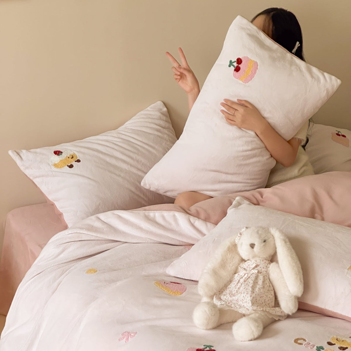 Velour Bedding Set with Embroidered Teddy Appliqués