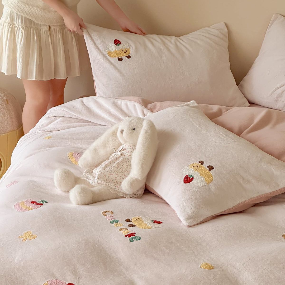 Velour Bedding Set with Embroidered Teddy Appliqués
